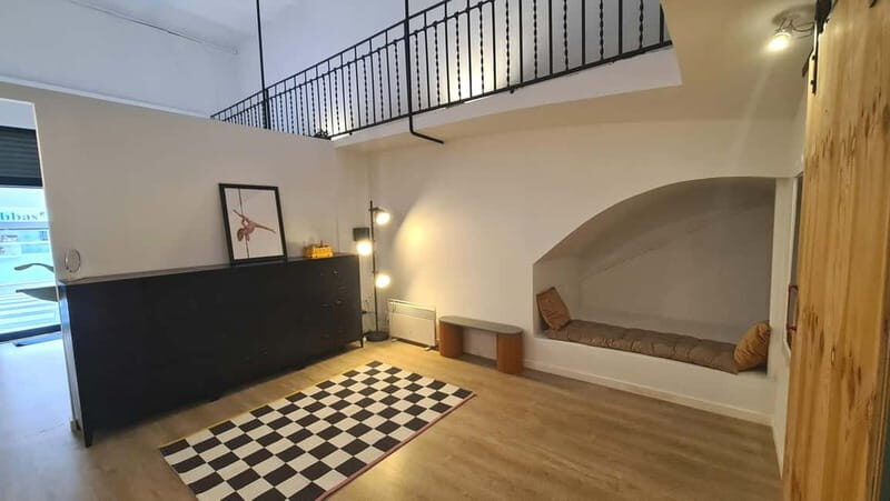 Barcelona: Pole Dancing Class - Key Points