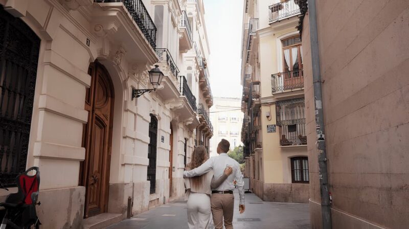 Barcelona: Private photo shooting with pro photographer - Experience the Charm of Barcelona’s Old Town with a Private Photo Shoot