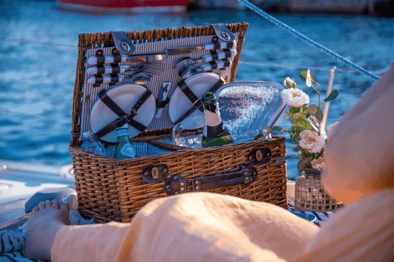 Barcelona: Private Romantic Sailing Tour with Drinks - Key Points