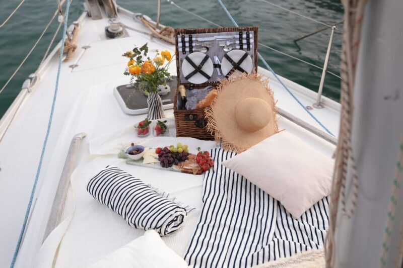 Barcelona: Private Romantic Sailing Tour with Drinks - FAQ
