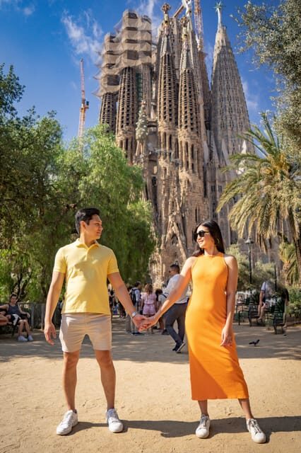 Barcelona: Professional Photoshoot Outside Sagrada Familia - Barcelona: Professional Photoshoot Outside Sagrada Familia