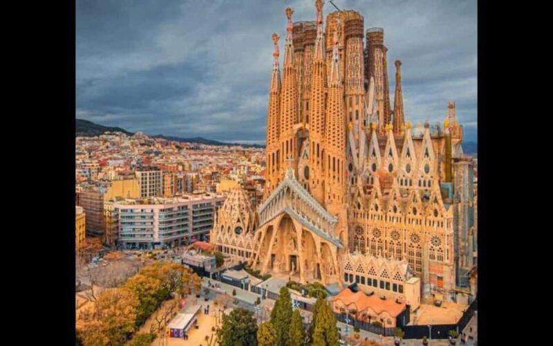 Barcelona: Sagrada Familia Guided Tour with Tickets - How the Tour Fits Into Your Barcelona Visit