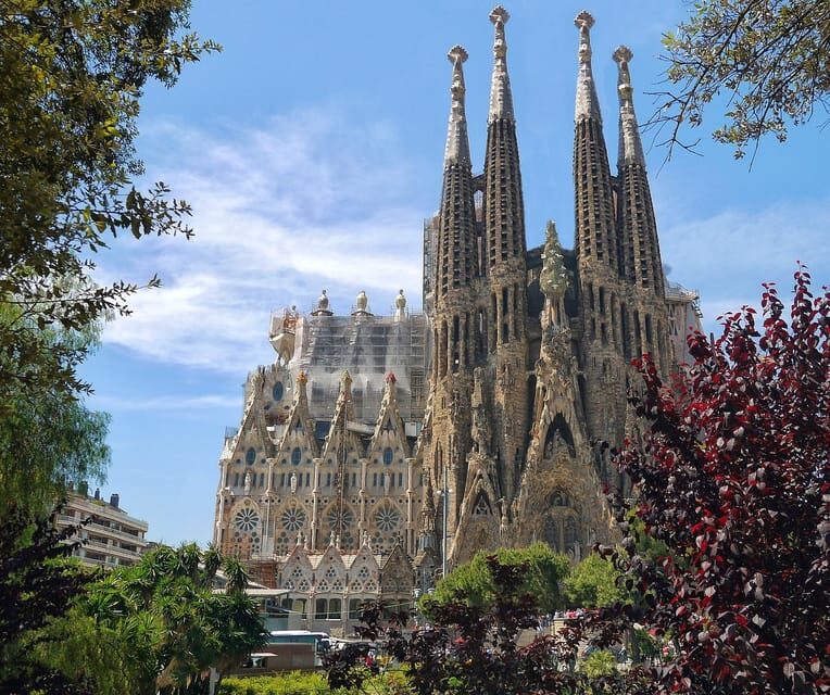Barcelona: Sagrada Familia skip the line Guided Tour - Experience the Sagrada Familia with a Skip-the-Line Guided Tour in Barcelona