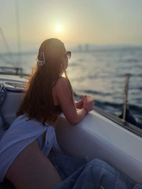 Barcelona: Sailing tours with open bar and snacks - FAQ
