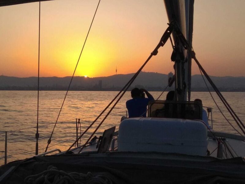 Barcelona: Sunset sail trip, GINTONIC workshop and open bar - Key Points