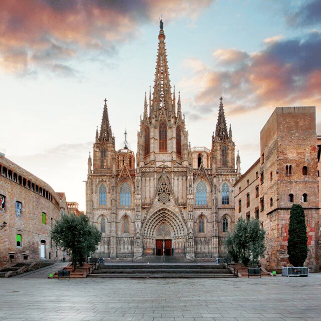Barcelona: walking tour of the Gothic Quarter and boat ride - A Deep Dive into the Experience