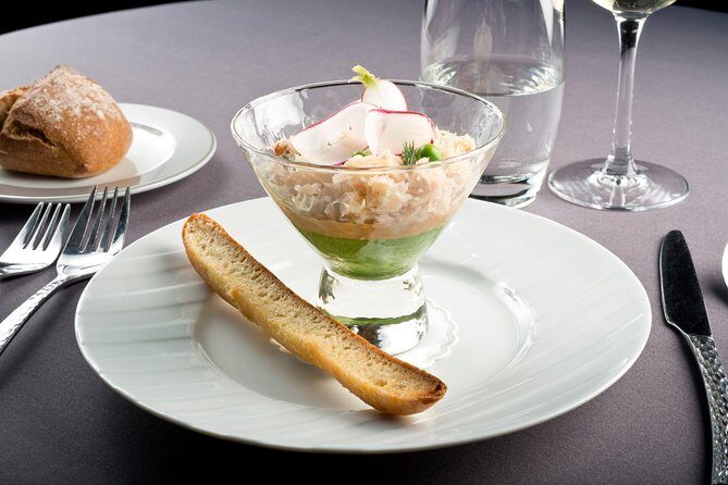 Bateaux Parisiens Seine River Gourmet Dinner & Sightseeing Cruise - Live Music and Atmosphere