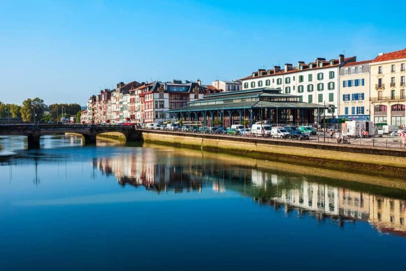 Bayonne: Outdoor Escape Game Discover Bayonne - Txokolatea - Exploring Bayonne’s Streets