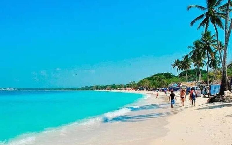 Beach day at Baru island white beach with lunch and refreshing beverage - Key Points