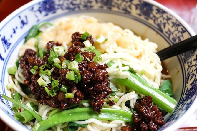 Beijing Private Food Walking Tour in Houhai Lake and Nanluoguxiang Hutong - Exploring Beijing’s Food and Hutongs: What to Expect