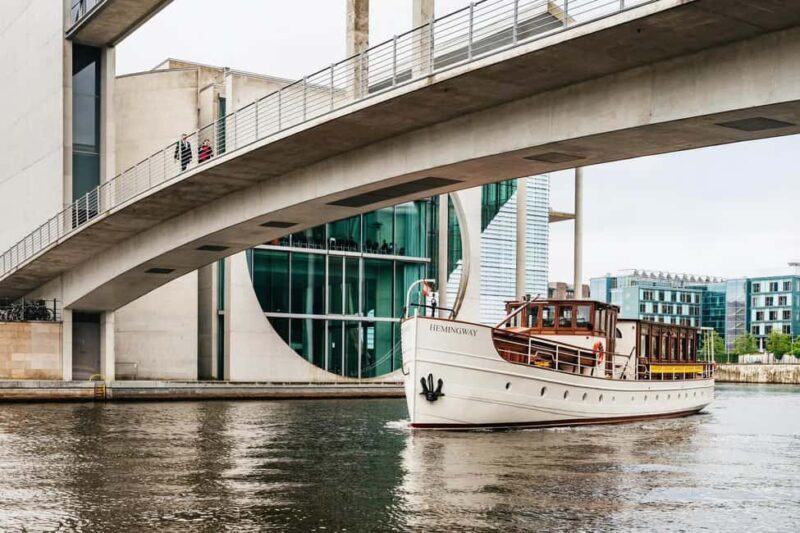 Berlin: 1h Boutiquestyle-Cruise on the Historic HEMINGWAY - Berlin: 1h Boutique-Style Cruise on the Historic HEMINGWAY