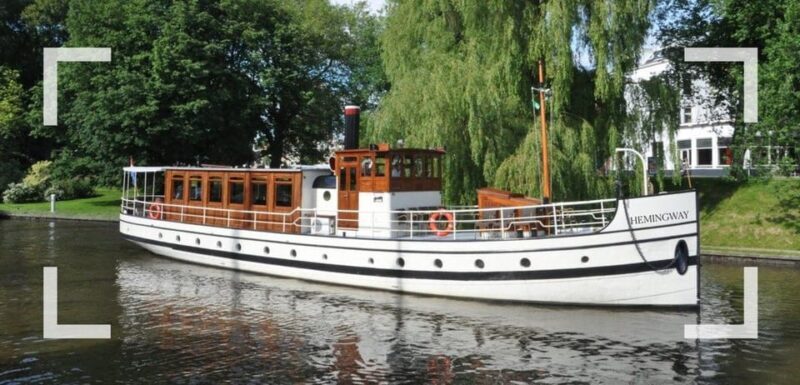 Berlin: 1h Boutiquestyle-Cruise on the Historic HEMINGWAY - The Sum Up