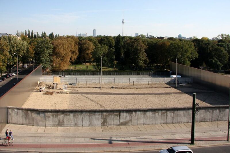Berlin: Berlin Wall and the Cold War Walking Tour - Key Points