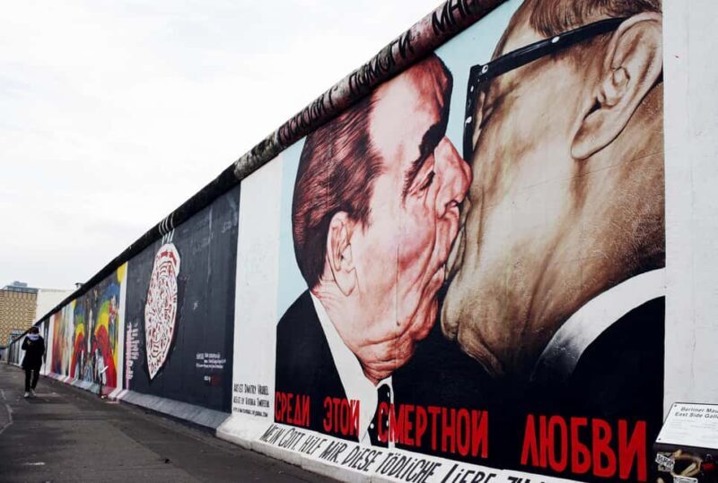 Berlin: Bus Tour to Sachsenhausen Concentration Camp & East Side Gallery - Key Points