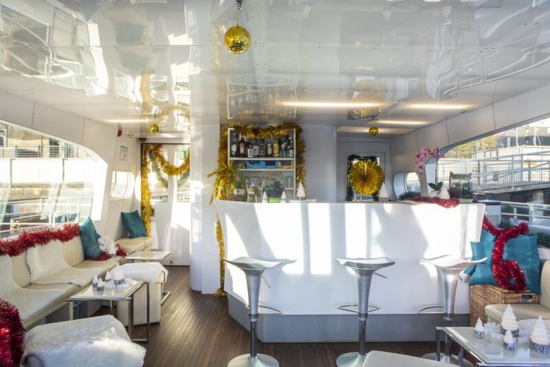 Berlin: Christmas Sightseeing Boat Tour - Key Points