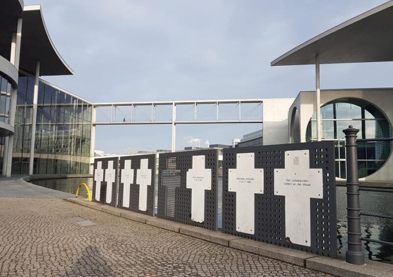 Berlin: Guided Walking Tour around the Reichstag - Key Points