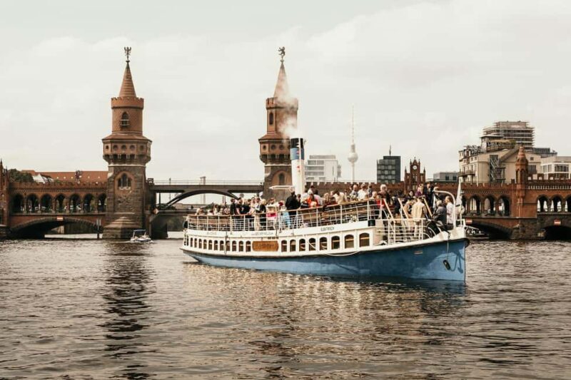 Berlin: Italo Disco Sunset Cruise on the Spree River - A Deep Dive into the Italo Disco Sunset Cruise