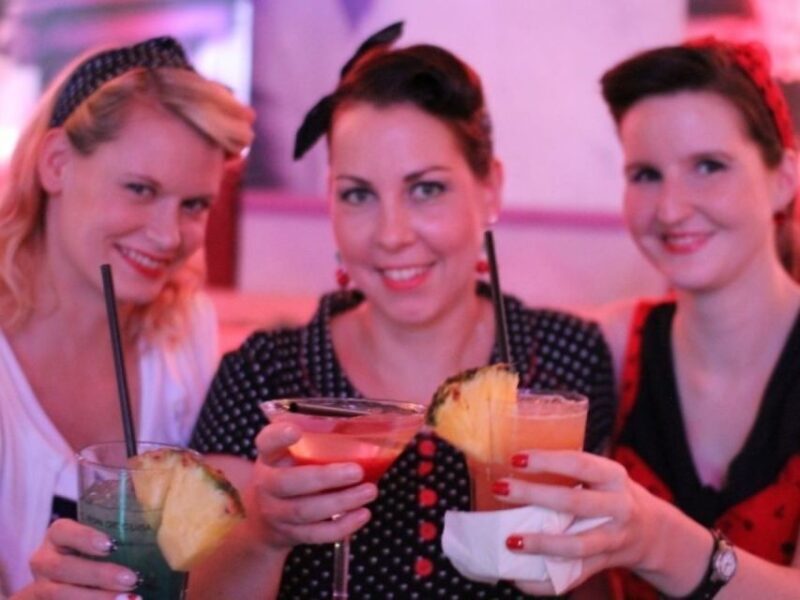 Berlin: Knutschfleck Ticket with Variety Show and Dinner - Key Points
