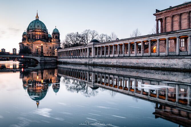 BERLIN PHOTO TOUR with a professional Photographer from Berlin - Analyzing the Value