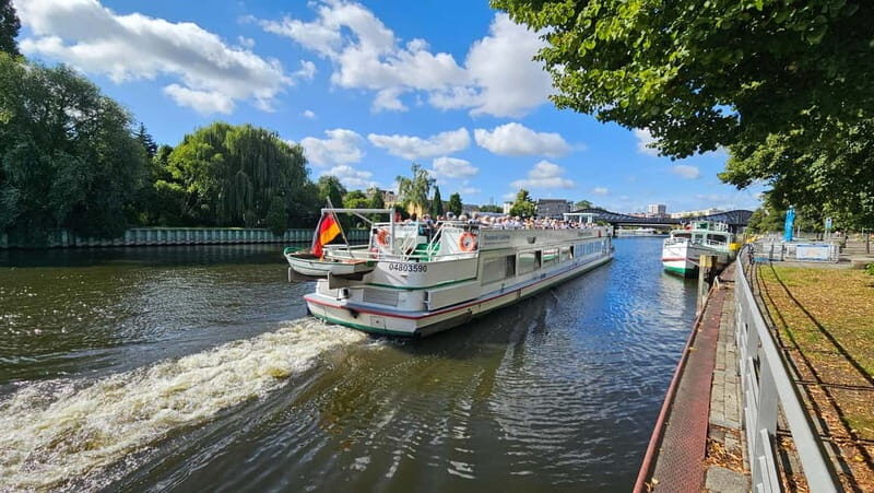 Berlin: Potsdam-Rundfahrt über die Unterhavel mit Guide - Key Points