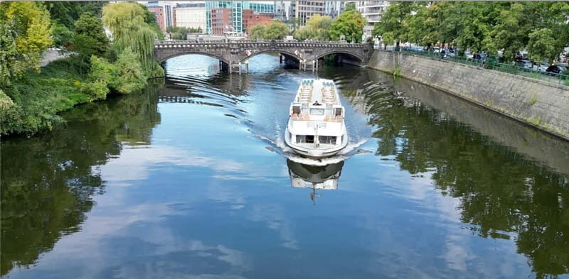 Berlin: Sightseeing Cruise from Berlin Main Station - An In-Depth Look at the Berlin Sightseeing Cruise