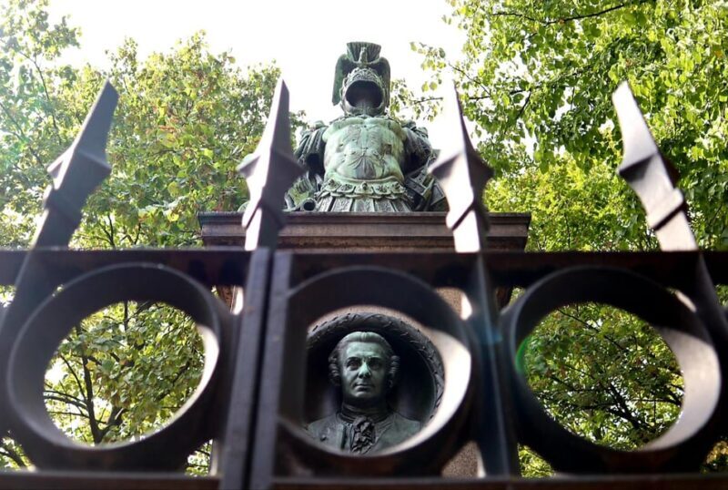 Berlin: Tour through the Invalids' Cemetery - An In-Depth Look at the Tour Experience