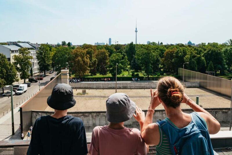 Berlin: Wall Tour  Fates, Love Stories, and Heroes - Authentic Stories and Personal Touches