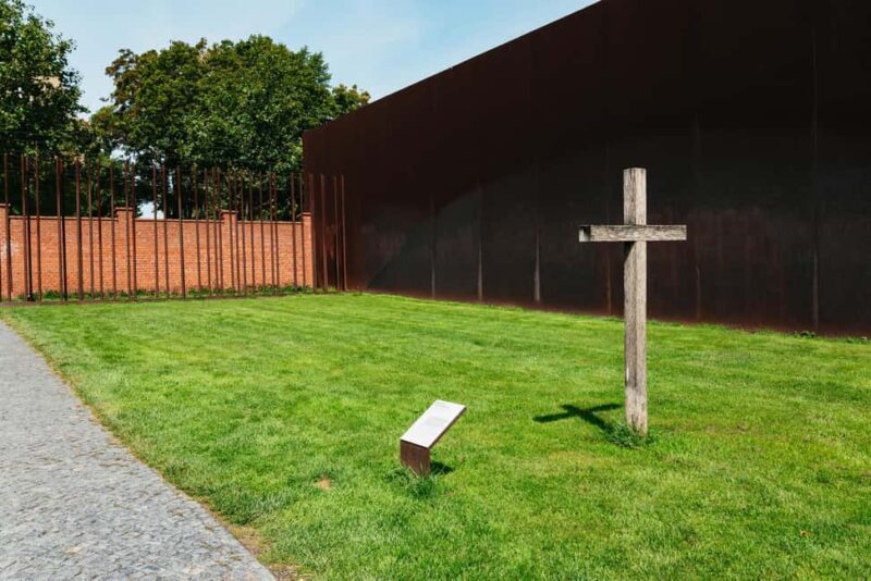 Berlin: Wall Tour  Fates, Love Stories, and Heroes - FAQ