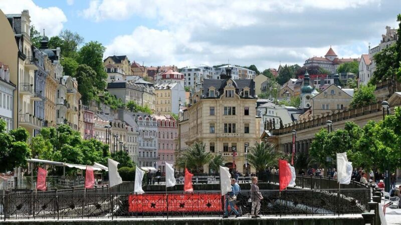 Best of Karlovy Vary Walking Tour with a Professional Guide - Engaging First Impressions of the Best of Karlovy Vary Walking Tour