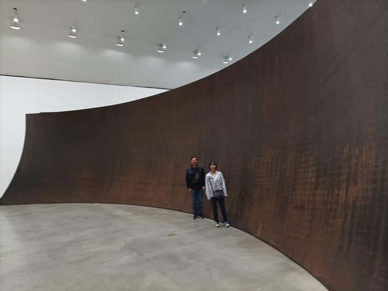 Bilbao: Guggenheim VIP Experience. Small Group. Expert Guide - Starting Point and First Impressions