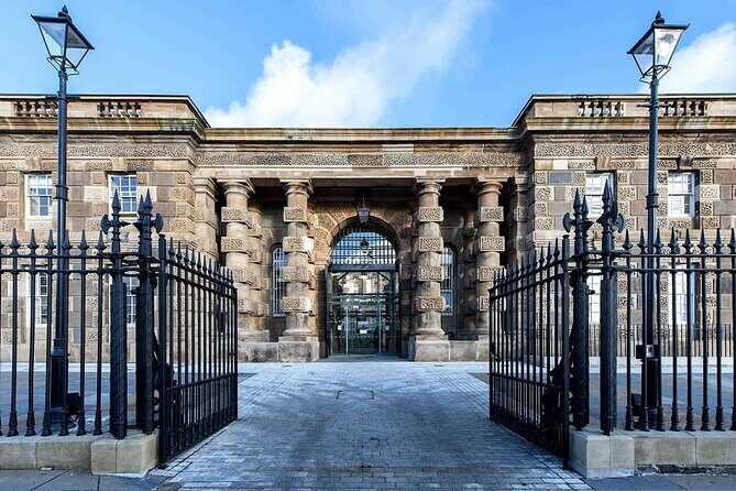 Black Taxi Tour and Crumlin Road Gaol tour Combo - Who Will Love This Experience?