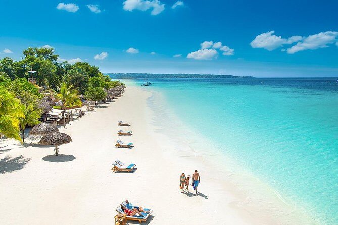 Blue Hole Mineral Spring, Ricks Cafe, 7 Mile Beach and Shopping Private Tour - Practical Details and What to Expect