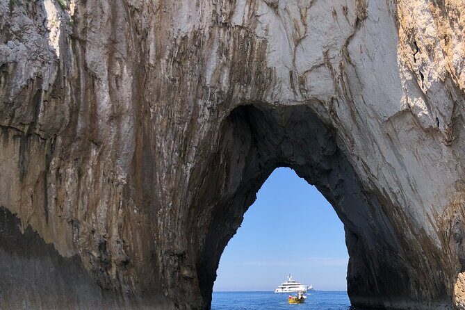 Boat and dinghy rental for a day in the Gulf of Naples - A Detailed Look at the Boat Rental Experience