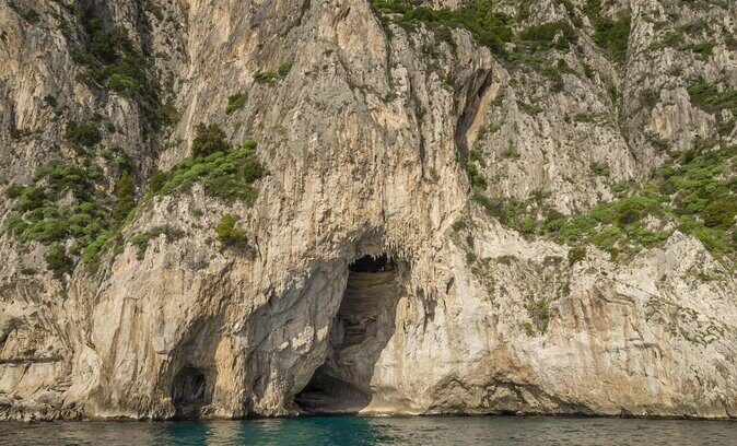 Boat tour of Capri (tour classes 2 hours ) - Key Points