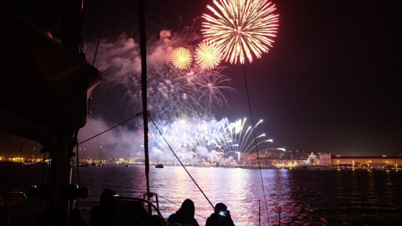 Boat Tour: Sailing into 2026 NYE in Lisbon 3H w/Champagne - Key Points