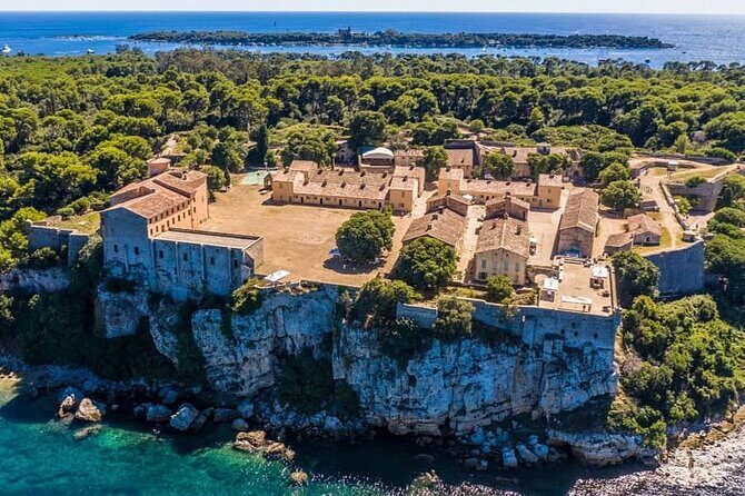 boat trip without a license to the Lérins Islands - Discovering the Lérins Islands by Boat Without a License