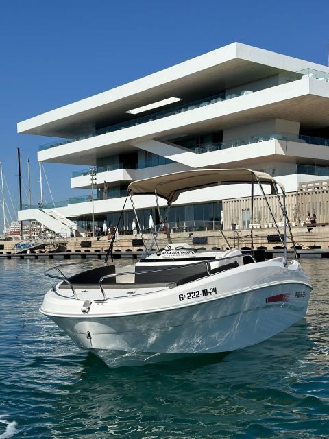 BOAT WITHOUT A LICENSE IN VALENCIA - Practical Tips for Your Boat Day in Valencia