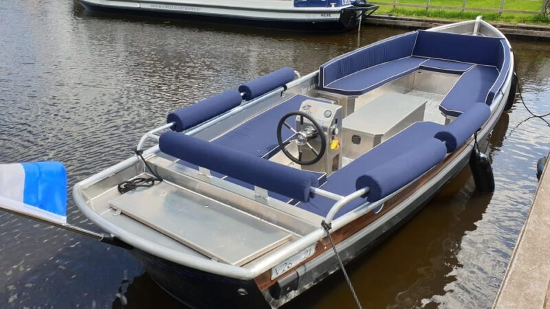 Boatrental 2 Hours 12 Person with Steeringwheel and cushions - A Relaxed Day on the Water in Giethoorn: Private Electric Boat Rental