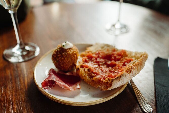 Bohemian Barcelona Neighborhood Evening Tapas & Wine Tour - Detailed Itinerary Breakdown