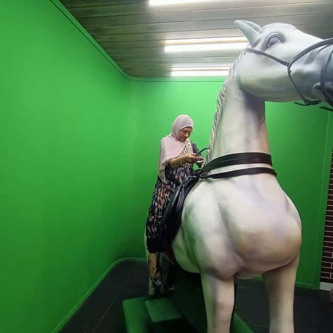 Bollywood Studio Guided Half-Day Tour - Who Should Consider This Tour?