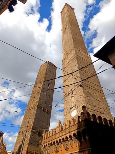 Bologna by night: Food, wine, spritz and fun - Key Points