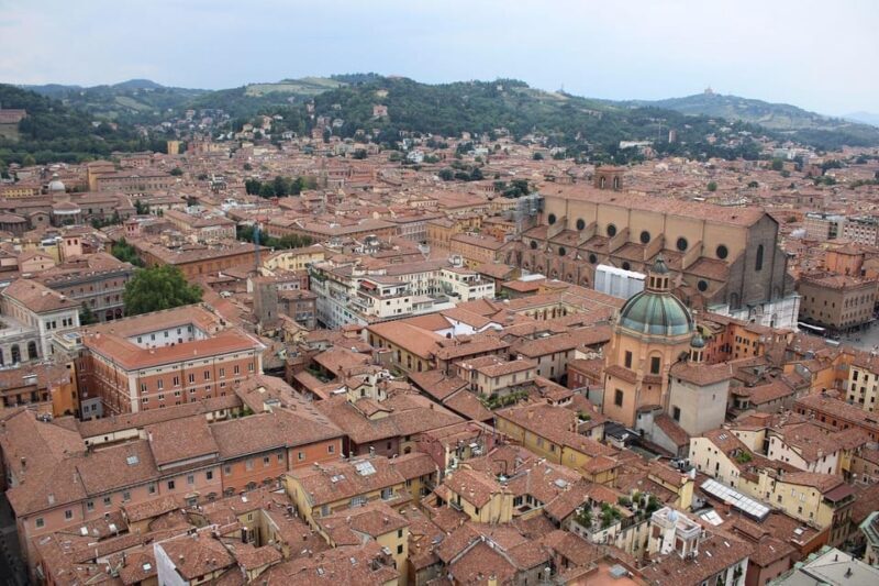 Bologna: Historical Highlights Walking Tour with Local Guide - Exploring Bologna’s Historic Heart