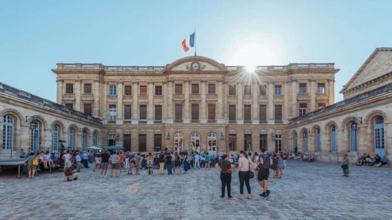 Bordeaux: Famous Figures 2h Walking Tour - Key Points