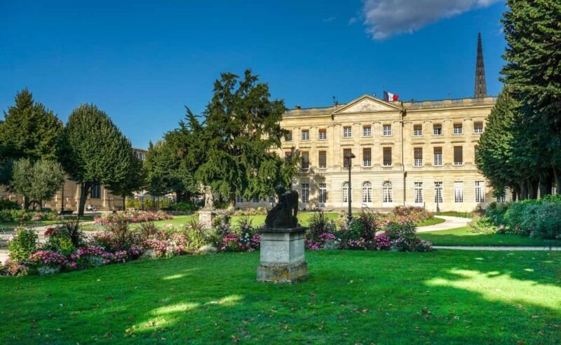 Bordeaux: Insta-Perfect Walk with a Local - An Engaging Introduction to Bordeaux in a Short Time