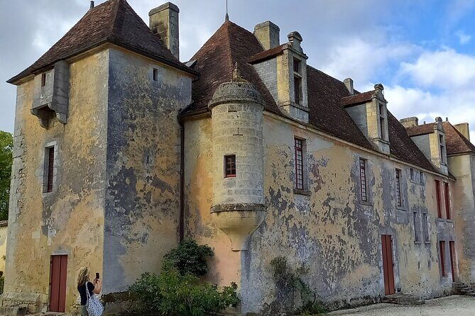 Bordeaux wine tour: 2 wineries (red & white wine) - Frequently Asked Questions