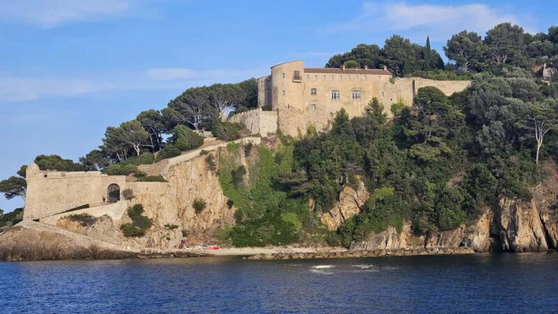 Bormes-les-Mimosas: Hybrid boat trip around Fort de Brégançon - The Sum Up