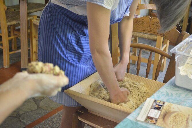Bread and rusks with a Cretan mum in a village nearby Heraklion - Bread and rusks with a Cretan mum in a village near Heraklion — a genuine taste of local life