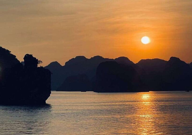 Breathtaking Lan Ha Bay Sunset Tours 2025 from Cat Ba Island - The Sunset Party: A Picture-Perfect Moment