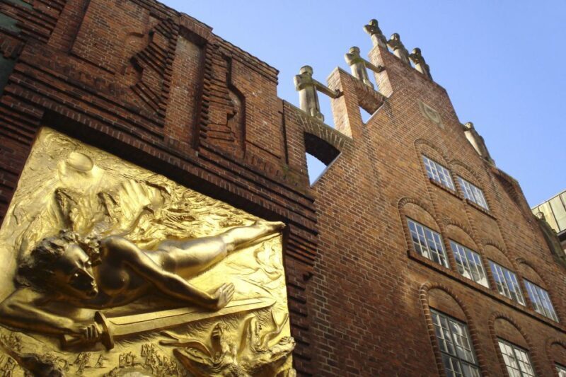 Bremen: Old Town Tour with Costumed Performer & Tour Guide - FAQ