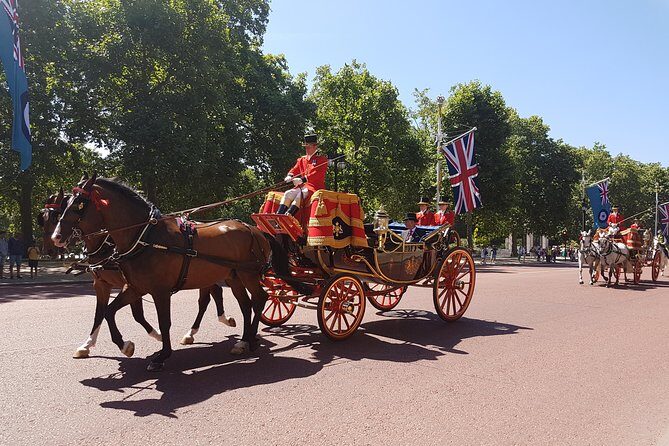 British Royalty walking tour including The Changing Of The Guard! - Who Will Love This Tour?